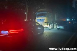東莞市生態(tài)環(huán)境局松山湖分局查獲一槽罐車(chē)于夜間往排水管網(wǎng)偷排泥漿的行為